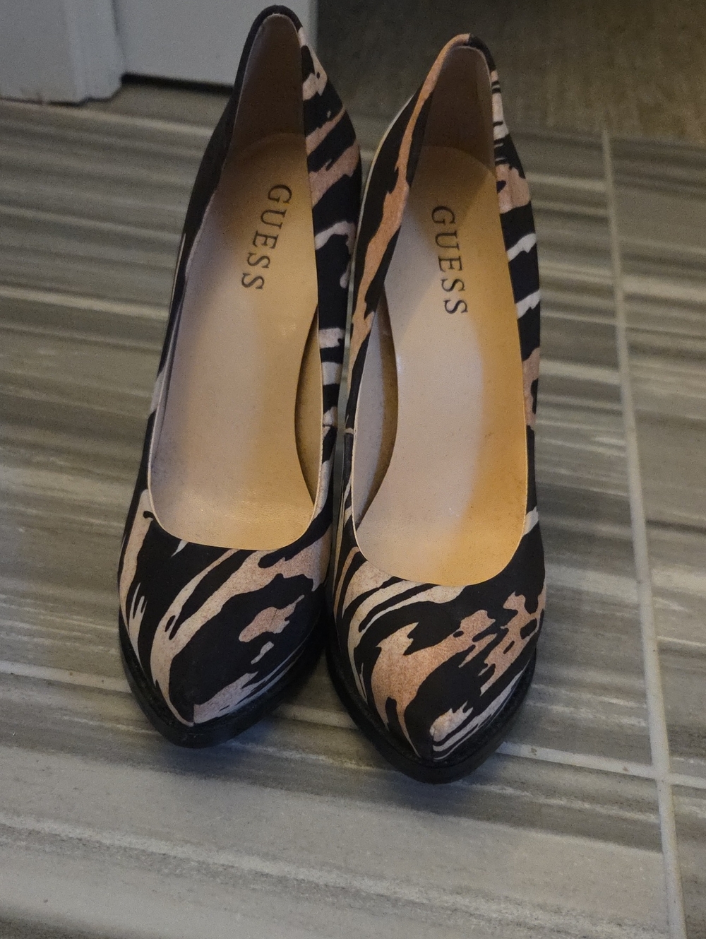 Guess Black and Beige Patterned Pointed-Toe Pumps